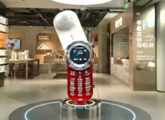 Легенда размером с человека: Как в Китае создали гигантскую Motorola V70, способную звонить