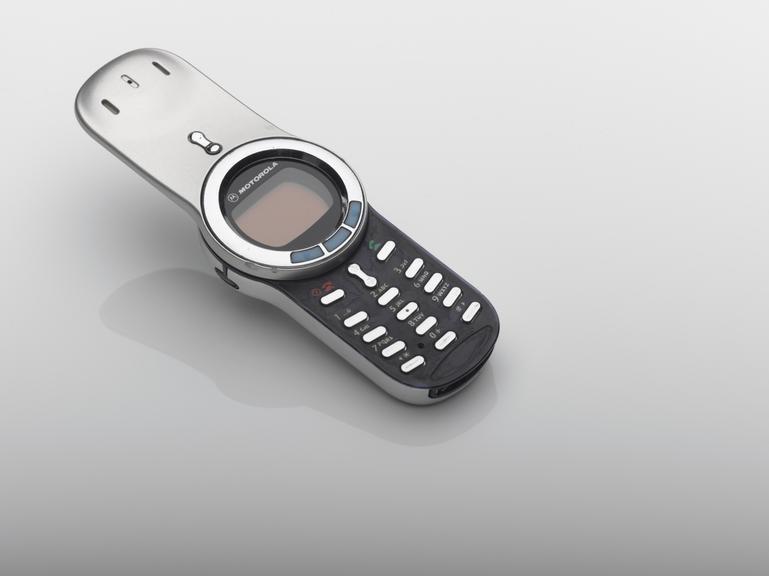 В китайском музее мобильных телефонов выставлена двухметровая функциональная реплика легендарной Motorola V70