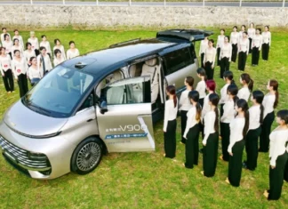 Geely Galaxy V900 установил невероятный рекорд: 42 танцовщицы в одном минивэне