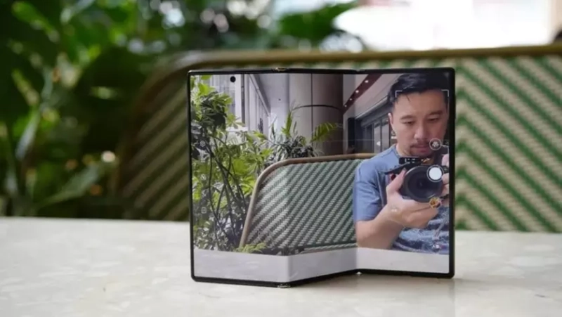 Появился концепт смартфона Trifold: три экрана в одном устройстве
