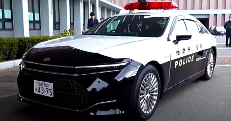 Водородный седан Toyota Crown стал такси и полицейским автомобилем в Японии