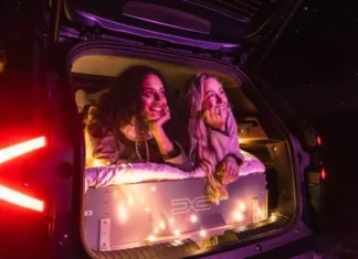 Звездный кемпинг: Dacia представляет уникальный отель на колесах в ночь парада планет