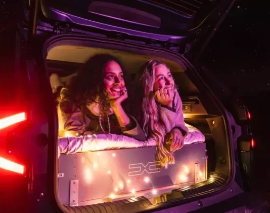Звездный кемпинг: Dacia представляет уникальный отель на колесах в ночь парада планет