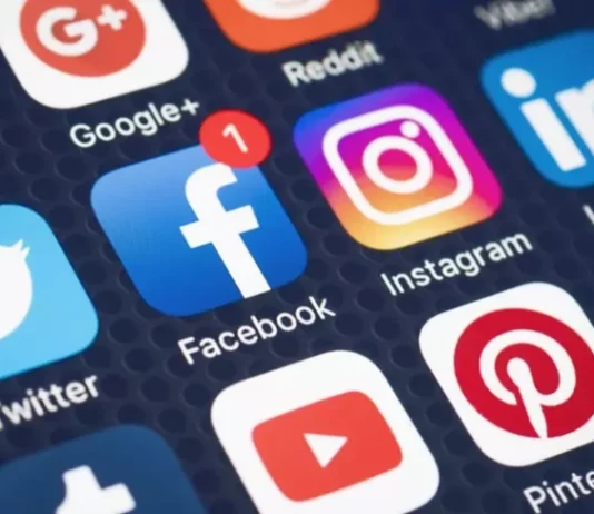 Франция наносит удар по соцсетям: детям до 15 лет закроют доступ к популярным платформам