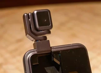 Honor раскрыла будущее смартфонов: Robot Phone с автономной камерой-трансформером