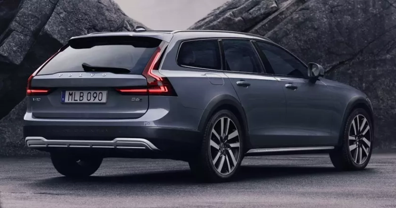Behind the Wheel of Innovation: Exploring Volvo V90 Cross Country's Features