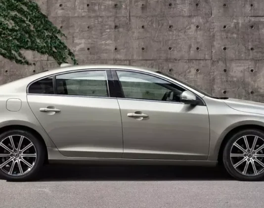 Volvo попереджає: небезпечні двері на S60 можуть відчинитися на ходу