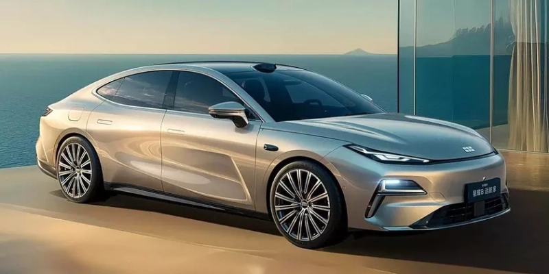 Гибридный седан Geely Galaxy Star 8 Voyager