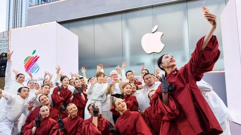 Новый iPhone 17e в белом цвете