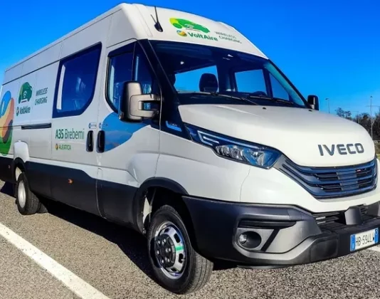 Iveco раскрыла технологию будущего: электрический фургон зарядится прямо на ходу