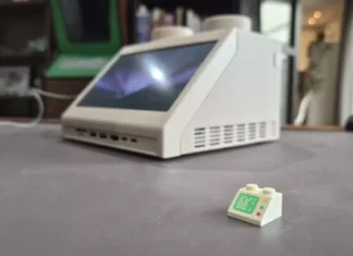 Ретро-футуризм в действии: Mac mini M4 превратили в гигантскую деталь LEGO