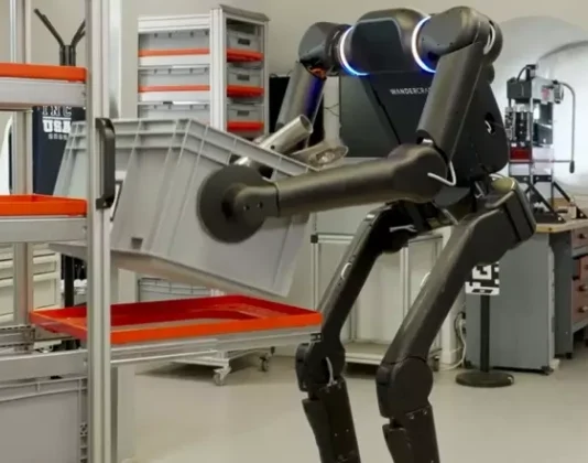 Renault представила революционных гуманоидных роботов: как Calvin-40 меняет производство электромобилей