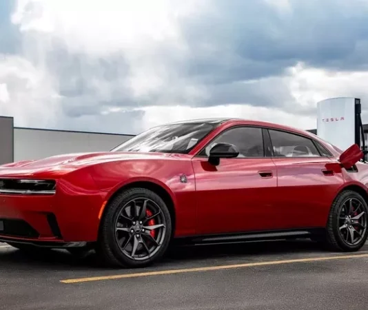 Зарядка без границ: Как Stellantis присоединился к революции Tesla Supercharger