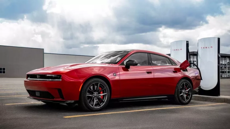 Электромобиль на станции Tesla Supercharger