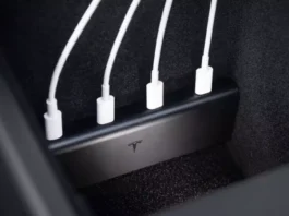 Tesla представила USB-хаб нового поколения: четыре порта для современных электрокаров