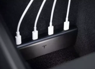 Tesla представила USB-хаб нового поколения: четыре порта для современных электрокаров