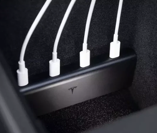 Tesla представила USB-хаб нового поколения: четыре порта для современных электрокаров