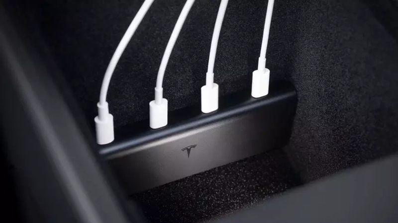 Фирменный хаб Tesla с четырьмя портами USB-C