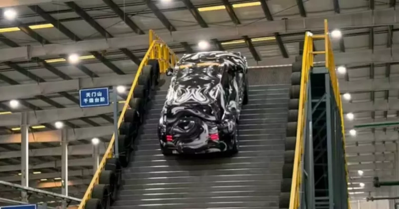 Экстремальное вождение: электровнедорожник Yangwang U8 поднимается на ступени