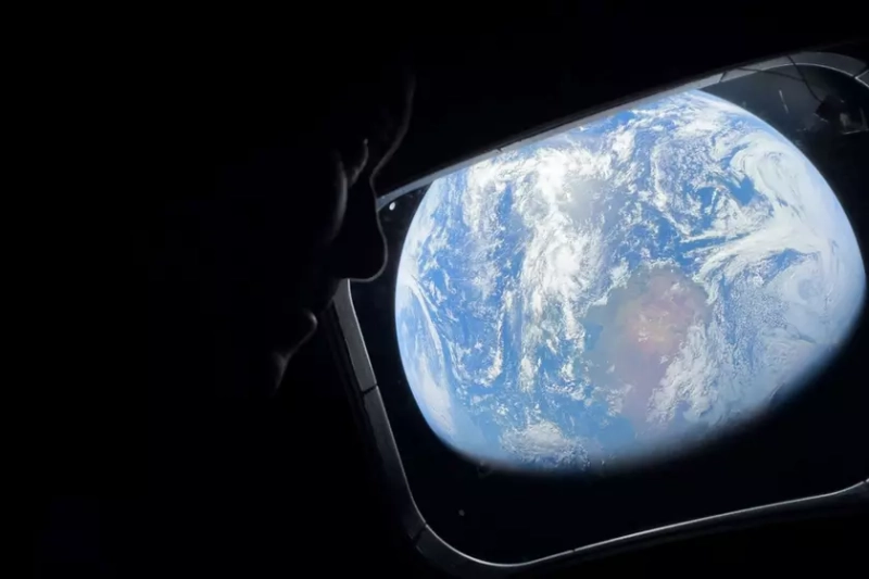 Космический корабль Orion на фоне Луны