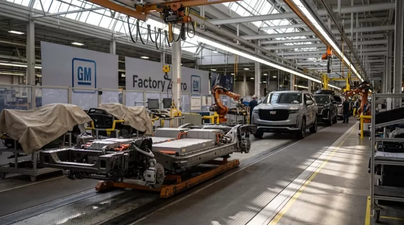 Электрический пикап General Motors на зарядке