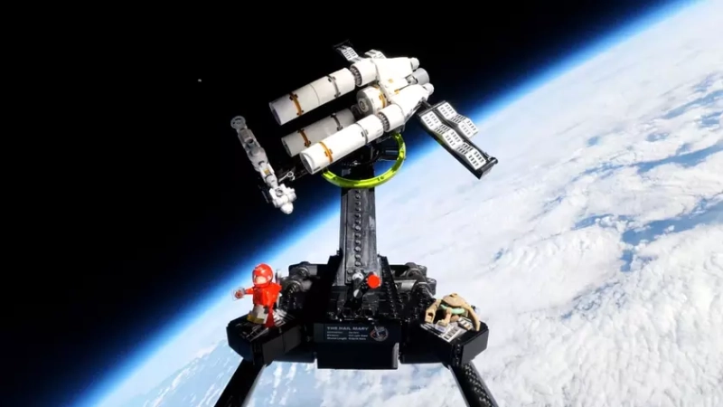 Lego в стратосфере Земли