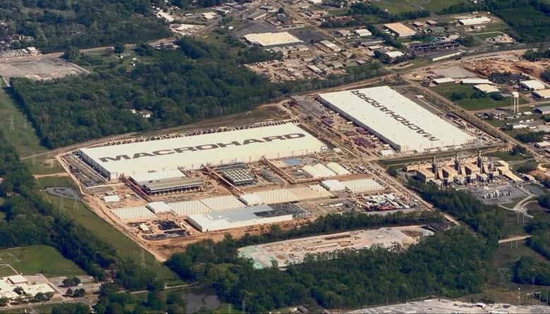 Macrohard против Microsoft: Илон Маск показал гигантский суперкомпьютер Colossus 2