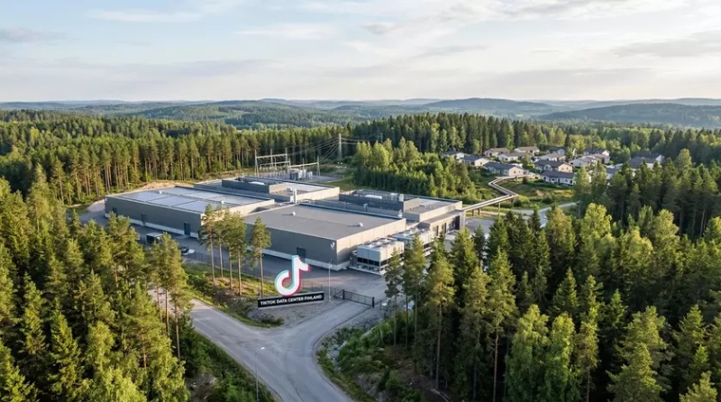 Логотип TikTok на фоне серверов