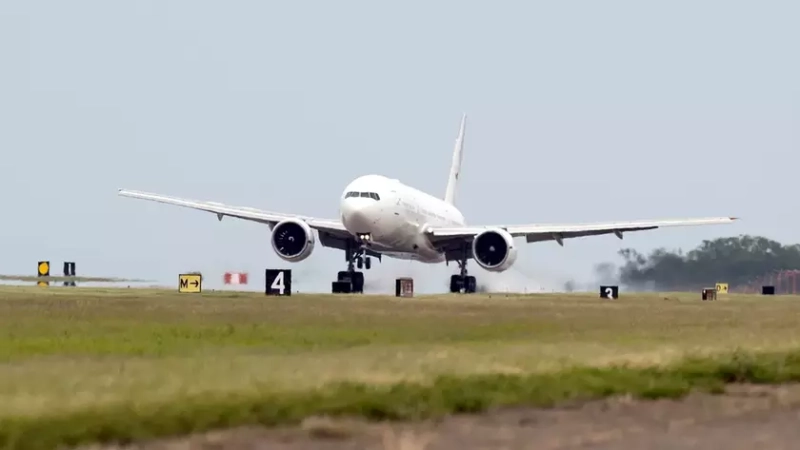 Научный самолет NASA Boeing 777 на аэродроме