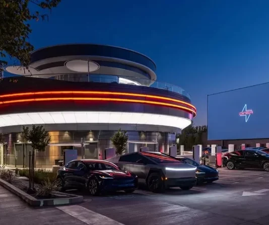 Tesla раскрыла план превращения зарядки в развлечение: как бургеры изменят электромобильную инфраструктуру