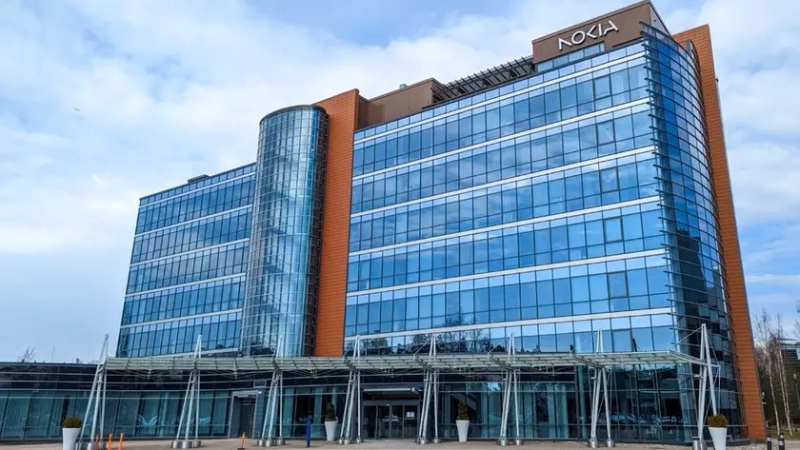 Логотип Nokia на здании компании