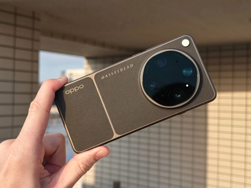 Смартфон Oppo Find X9 Ultra в коричневом цвете