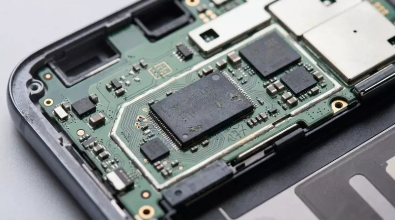 Схематическое изображение чипов памяти на материнской плате смартфона