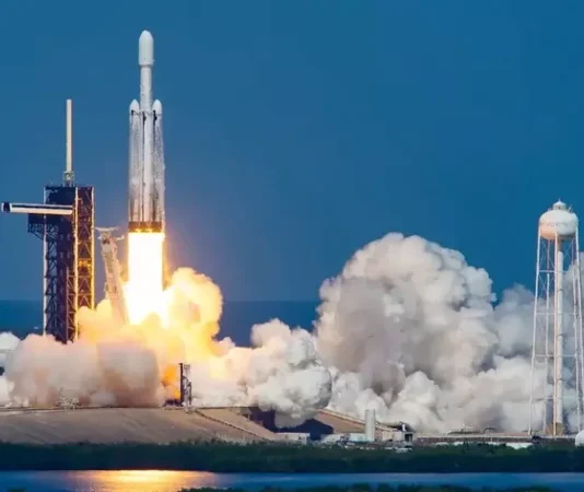 SpaceX возвращается: Falcon Heavy готовится к стратегическому запуску в Тихоокеанский регион