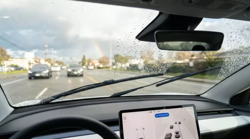 Автомобиль Tesla Model Y в снежную погоду