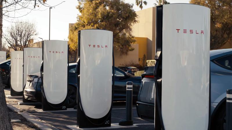 Электромобили на станции Supercharger. Иллюстрация: Tesla