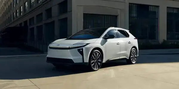 Toyota иронично бьет рекорды: пока бензин дорожает, скептики пересаживаются на bZ4X