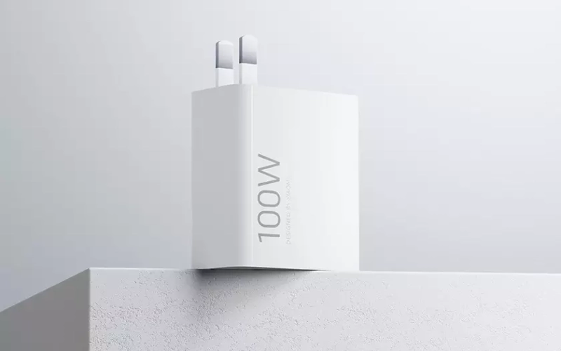 Компактное белое зарядное устройство Xiaomi