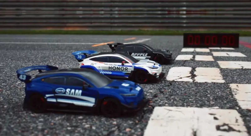 Радиоуправляемые машинки на трассе с аккумуляторами смартфонов