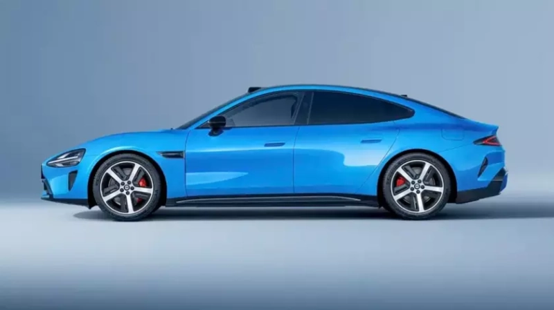 Электромобиль Xiaomi SU7 Max во время рекордного заезда