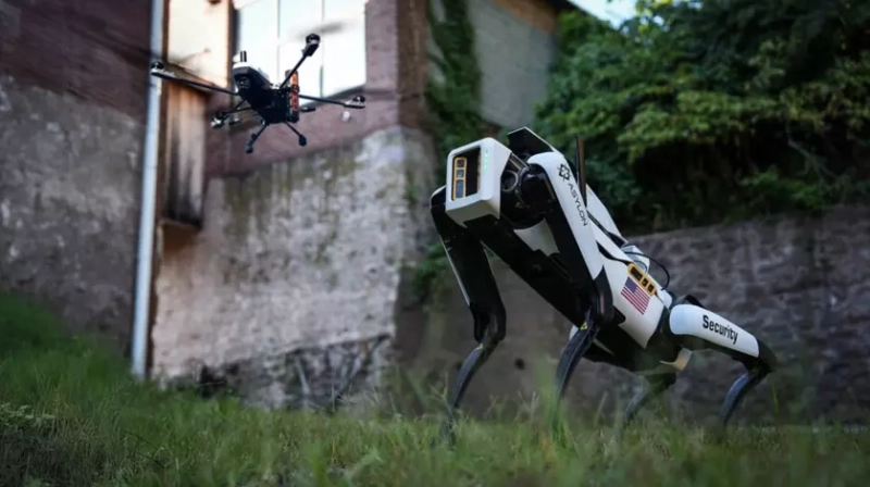 Робопёс DroneDog возле зарядной станции