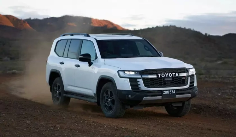 Экстерьер нового Toyota Land Cruiser 300 Hybrid