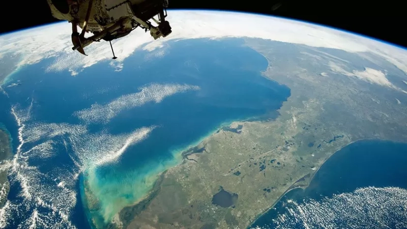 Спутник NASA Landsat в космосе