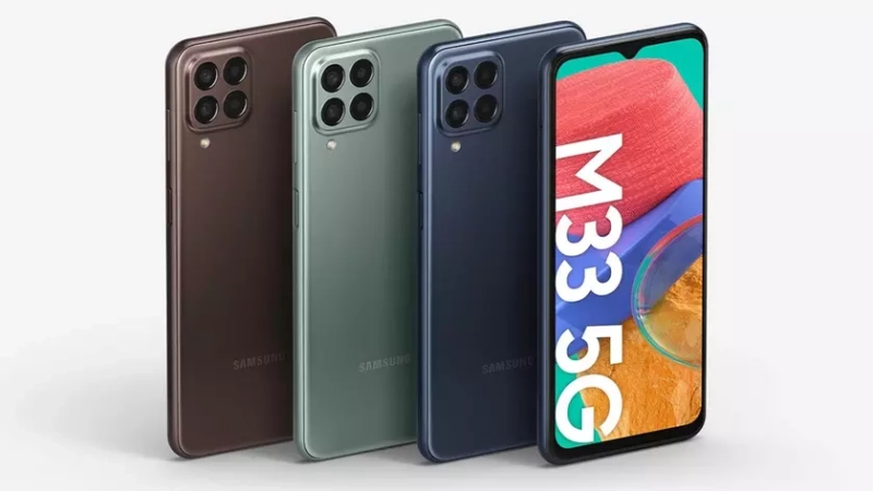 Смартфон Samsung Galaxy M33 5G на столе