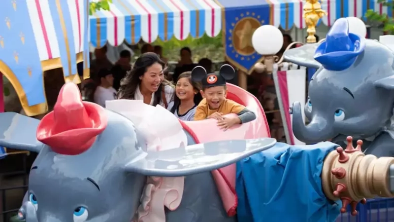 Disneyland открывает двери детским мечтам: невероятные впечатления на аттракционе Dumbo