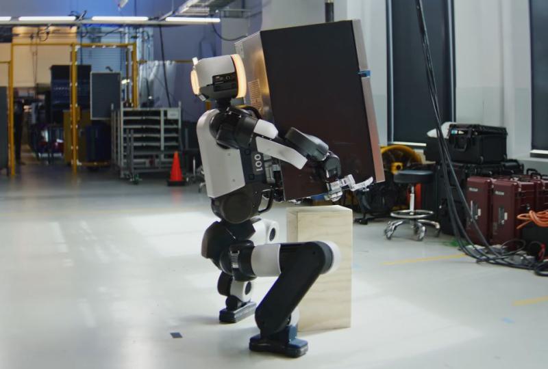 Новый Atlas от Boston Dynamics: теперь он таскает холодильники и учится за сутки