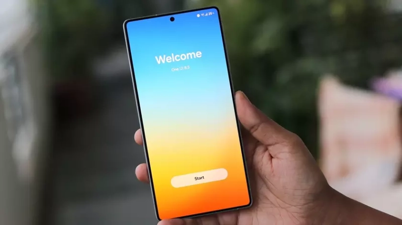 Смартфон Samsung с интерфейсом One UI 8.5