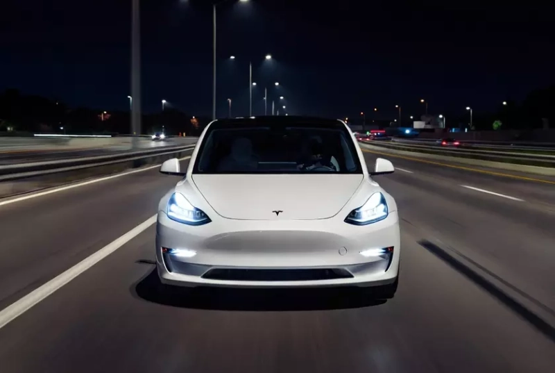 Электромобиль Tesla на автопилоте