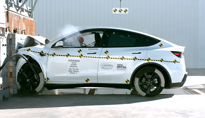 Электрокар Tesla Model Y во время испытаний активной безопасности