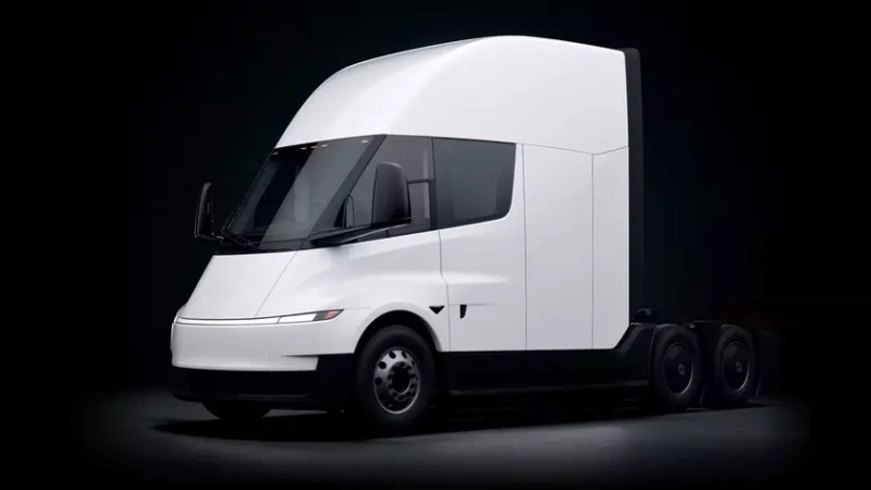 Электрическая грузовика Tesla Semi на дороге